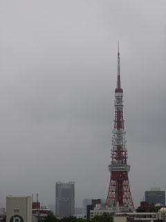 六本木ヒルズ横から見える東京タワー